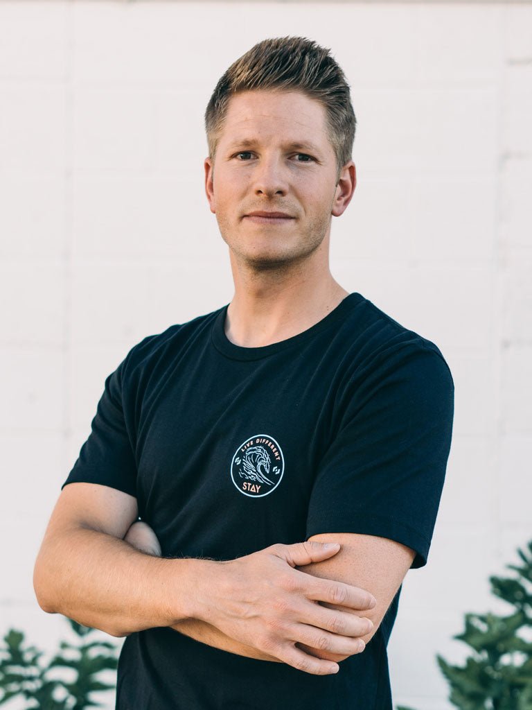 Waves Tee - Black - STAY WEAR